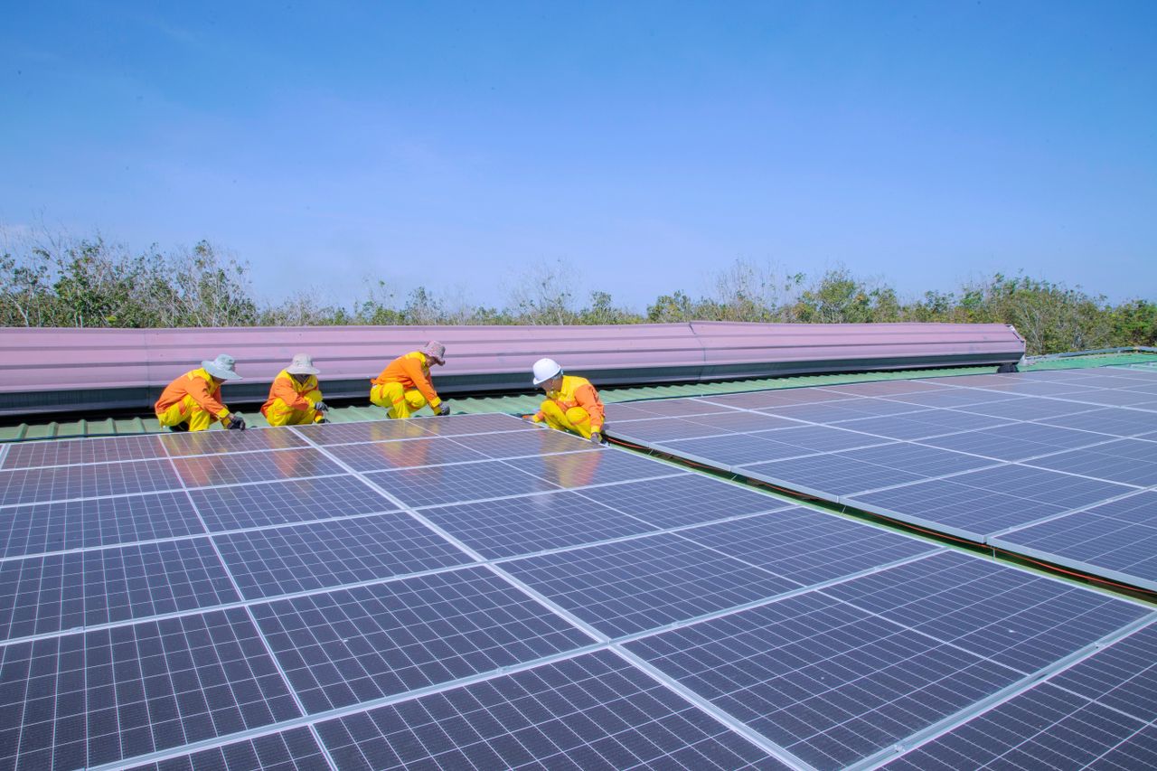 Instalación solar industrial en cubierta