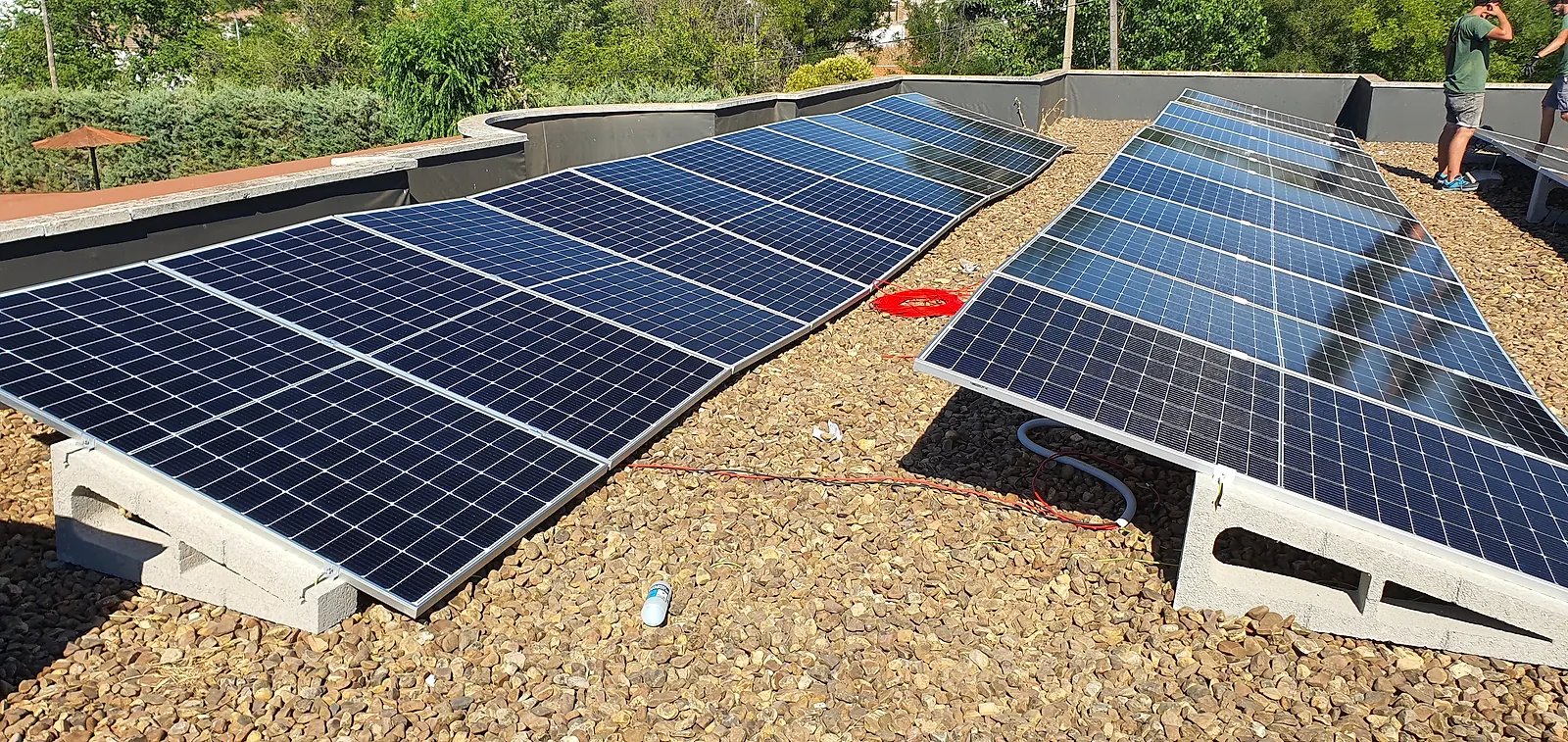 Paneles solares en la piscina municipal de Brazatortas