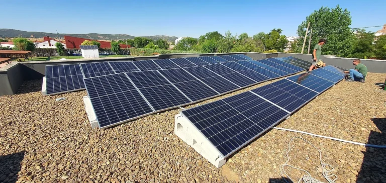 Instalación fotovoltaica en la piscina municipal de Brazatortas – ELECTROZ Ingeniería