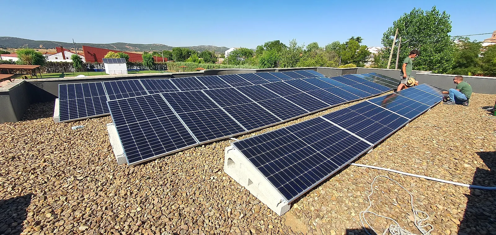 Instalación fotovoltaica sobre la cubierta de la piscina municipal de Brazatortas