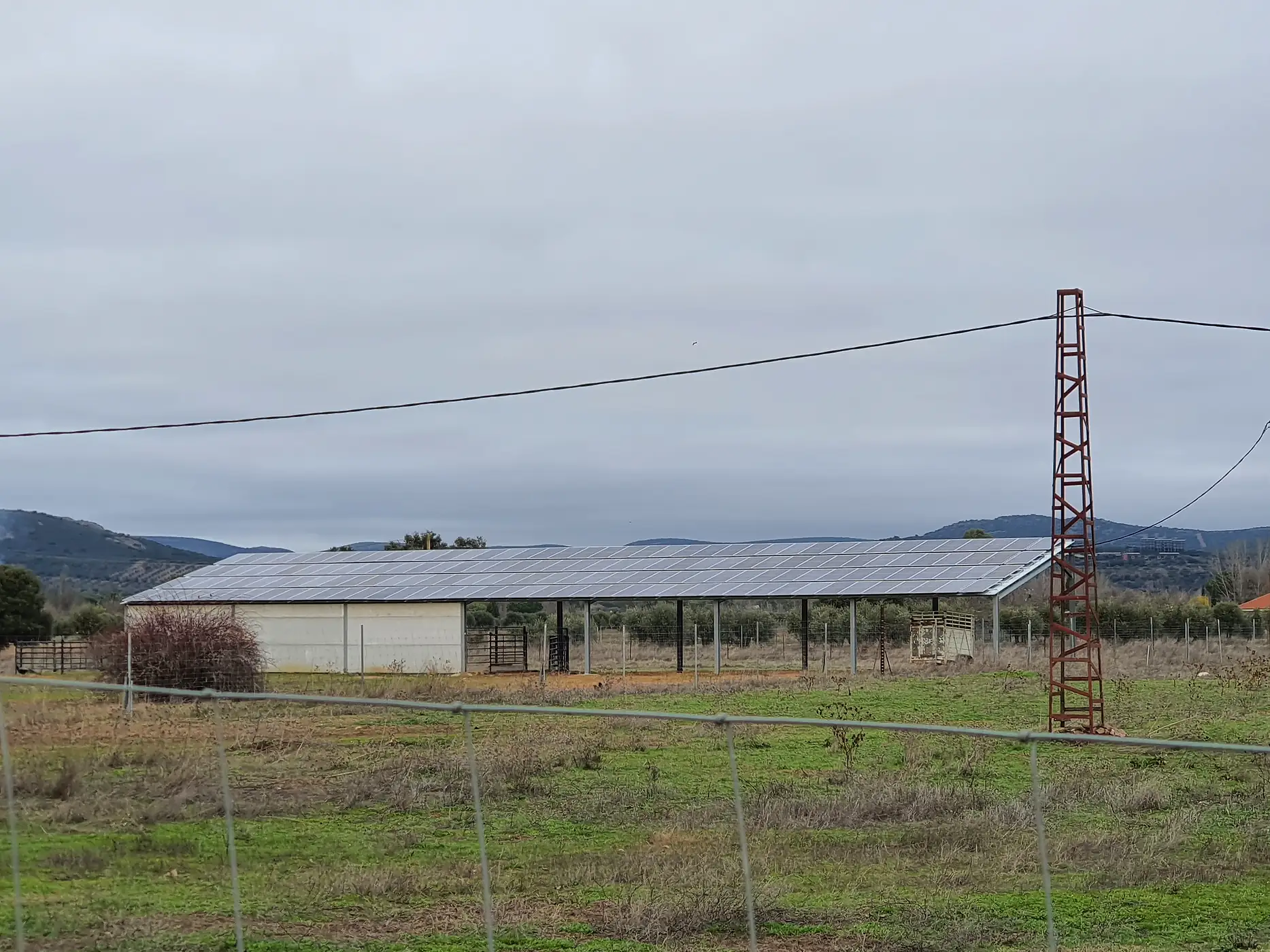 Nave con instalación fotovoltaica en la cubierta