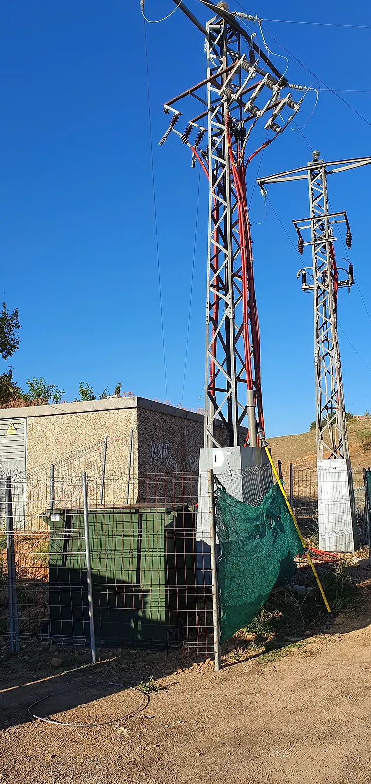 Línea de media tensión junto a un centro de transformación